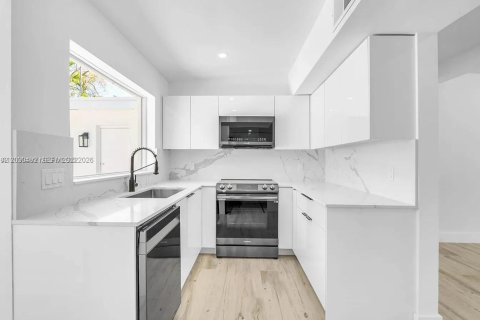 House in North Miami, Florida 3 bedrooms, 136.57 sq.m. № 2248424 - photo 7