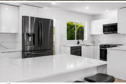 House in North Miami, Florida 3 bedrooms, 136.57 sq.m. № 2248424 - photo 6