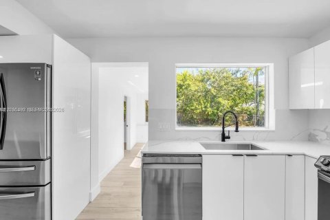 House in North Miami, Florida 3 bedrooms, 136.57 sq.m. № 2248424 - photo 8