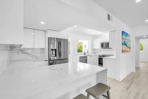 House in North Miami, Florida 3 bedrooms, 136.57 sq.m. № 2248424 - photo 9