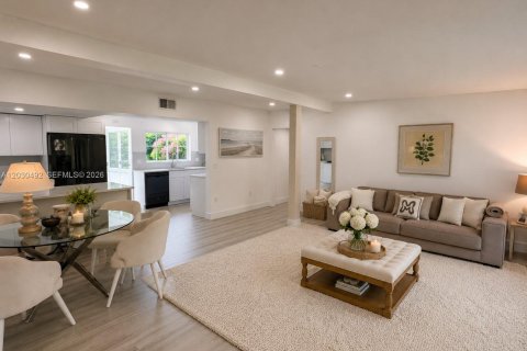 House in North Miami, Florida 3 bedrooms, 136.57 sq.m. № 2248424 - photo 2