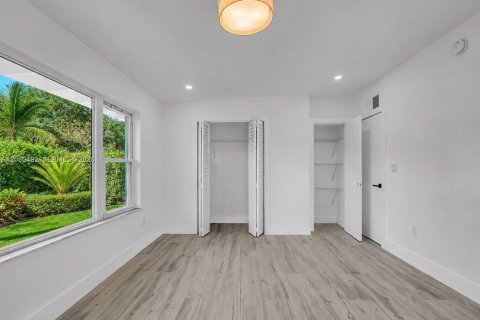 House in North Miami, Florida 3 bedrooms, 136.57 sq.m. № 2248424 - photo 15