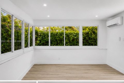 House in North Miami, Florida 3 bedrooms, 136.57 sq.m. № 2248424 - photo 12