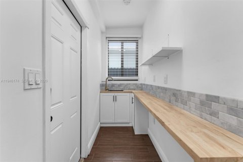House in Miami, Florida 1 bedroom, 27.87 sq.m. № 2003040 - photo 6