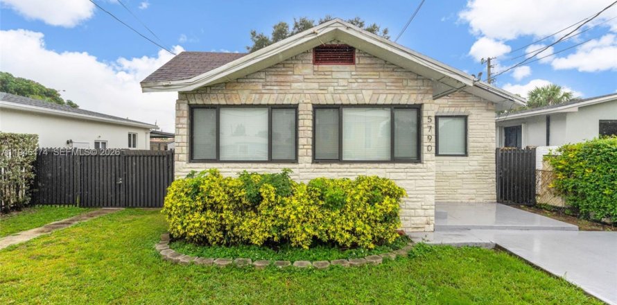 House in Miami, Florida 1 bedroom, 27.87 sq.m. № 2003040