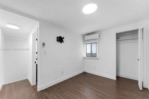 House in Miami, Florida 1 bedroom, 27.87 sq.m. № 2003040 - photo 4