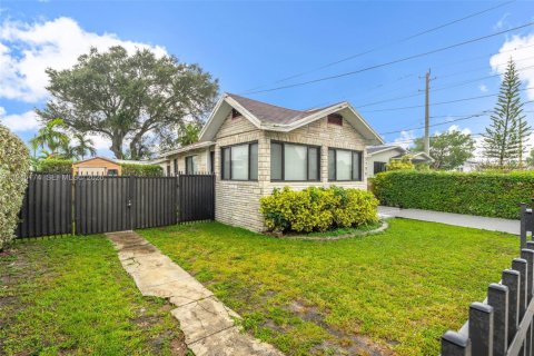 House in Miami, Florida 1 bedroom, 27.87 sq.m. № 2003040 - photo 3