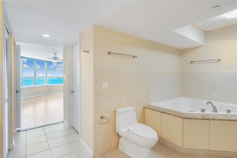 Condominio en alquiler en Sarasota, Florida, 3 dormitorios, 215.07 m2 № 1883035 - foto 26