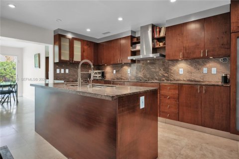 Villa ou maison à louer à Miami, Floride: 4 chambres, 279.26 m2 № 1992757 - photo 13