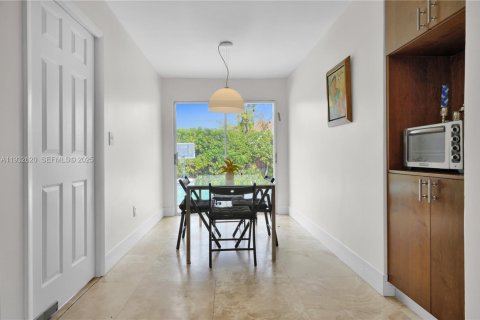 Villa ou maison à louer à Miami, Floride: 4 chambres, 279.26 m2 № 1992757 - photo 14