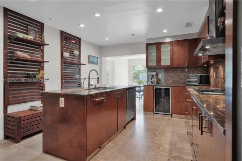 Villa ou maison à louer à Miami, Floride: 4 chambres, 279.26 m2 № 1992757 - photo 12