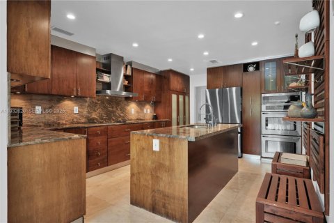 Villa ou maison à louer à Miami, Floride: 4 chambres, 279.26 m2 № 1992757 - photo 11