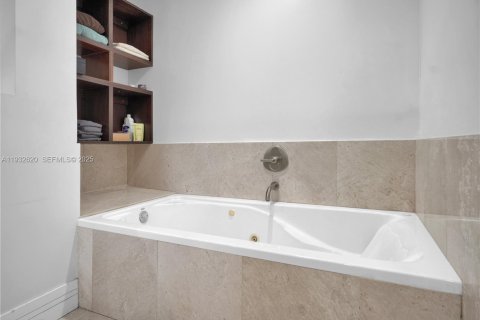 Villa ou maison à louer à Miami, Floride: 4 chambres, 279.26 m2 № 1992757 - photo 27