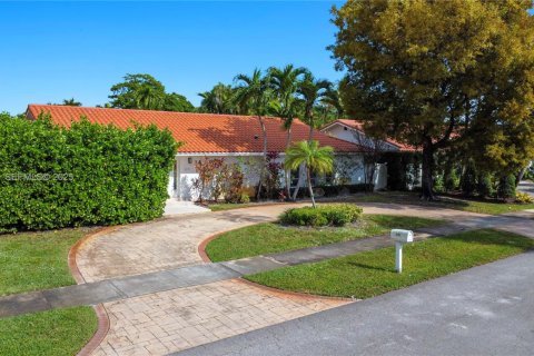 Villa ou maison à louer à Miami, Floride: 4 chambres, 279.26 m2 № 1992757 - photo 1