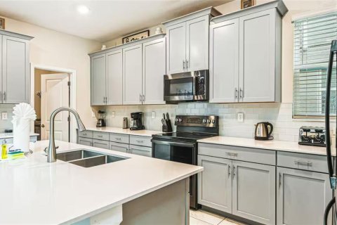 House in Kissimmee, Florida 5 bedrooms, 278.34 sq.m. № 1722432 - photo 8