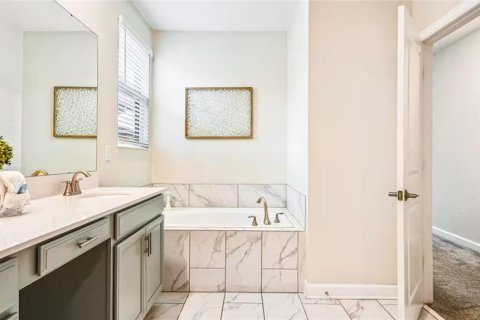 House in Kissimmee, Florida 5 bedrooms, 278.34 sq.m. № 1722432 - photo 24