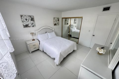 Copropriété à vendre à Hallandale Beach, Floride: 2 chambres, 111.48 m2 № 2065760 - photo 15