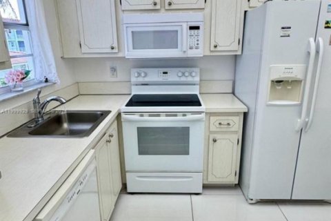 Copropriété à vendre à Hallandale Beach, Floride: 2 chambres, 111.48 m2 № 2065760 - photo 9
