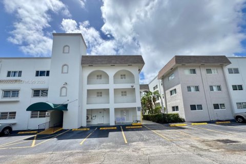 Copropriété à vendre à Hallandale Beach, Floride: 2 chambres, 111.48 m2 № 2065760 - photo 2