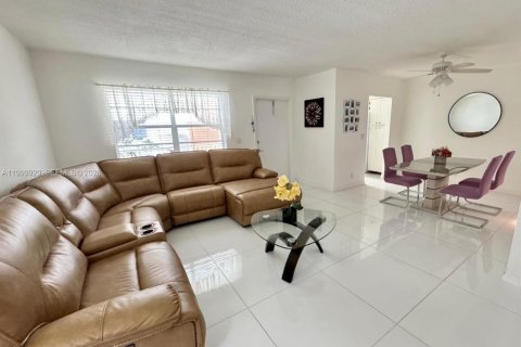 Copropriété à vendre à Hallandale Beach, Floride: 2 chambres, 111.48 m2 № 2065760 - photo 6