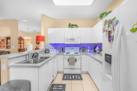Townhouse in Miami, Florida 4 bedrooms, 166.57 sq.m. № 1783819 - photo 11