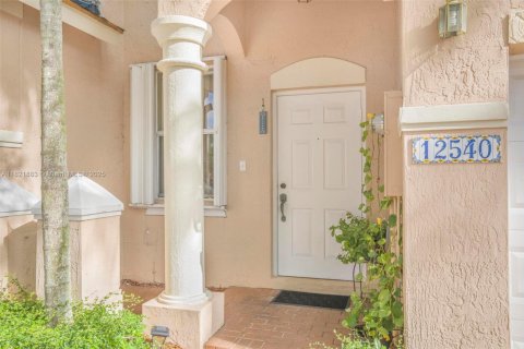 Townhouse in Miami, Florida 4 bedrooms, 166.57 sq.m. № 1783819 - photo 2