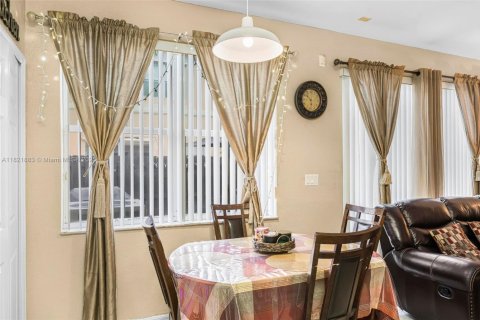 Townhouse in Miami, Florida 4 bedrooms, 166.57 sq.m. № 1783819 - photo 12
