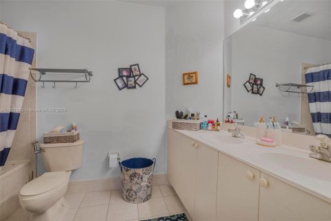 Townhouse in Miami, Florida 4 bedrooms, 166.57 sq.m. № 1783819 - photo 18