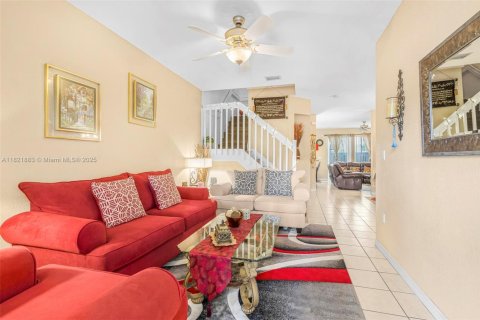 Townhouse in Miami, Florida 4 bedrooms, 166.57 sq.m. № 1783819 - photo 3