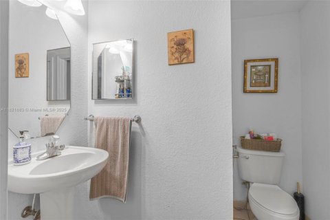 Townhouse in Miami, Florida 4 bedrooms, 166.57 sq.m. № 1783819 - photo 13