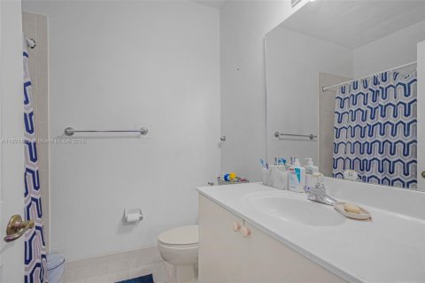 Townhouse in Miami, Florida 4 bedrooms, 166.57 sq.m. № 1783819 - photo 23