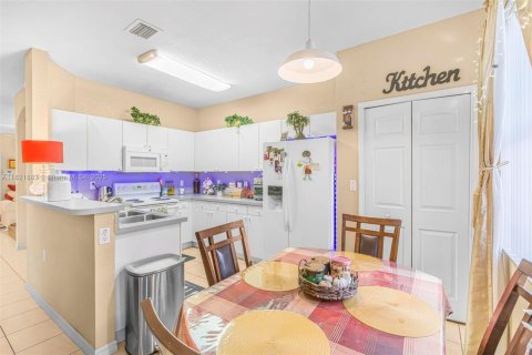Townhouse in Miami, Florida 4 bedrooms, 166.57 sq.m. № 1783819 - photo 10
