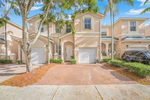 Townhouse in Miami, Florida 4 bedrooms, 166.57 sq.m. № 1783819 - photo 1