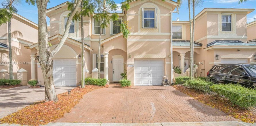 Townhouse in Miami, Florida 4 bedrooms, 166.57 sq.m. № 1783819