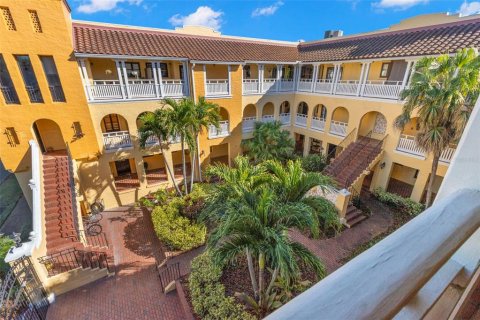 Condo in Saint Petersburg, Florida, 2 bedrooms  № 2129315 - photo 19