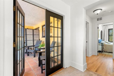 Condo in Saint Petersburg, Florida, 2 bedrooms  № 2129315 - photo 17
