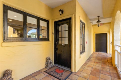 Condo in Saint Petersburg, Florida, 2 bedrooms  № 2129315 - photo 5