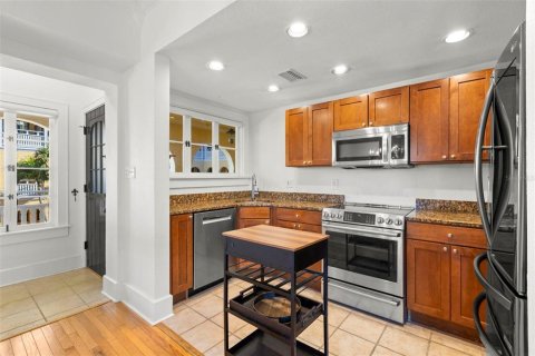 Condo in Saint Petersburg, Florida, 2 bedrooms  № 2129315 - photo 9