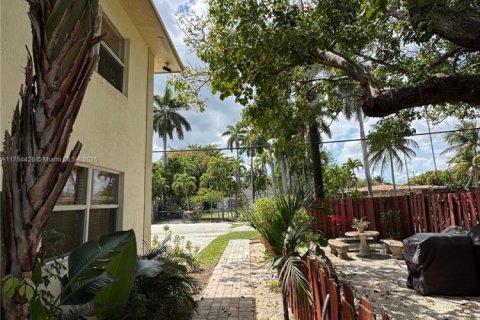 Condominio en venta en Fort Lauderdale, Florida, 2 dormitorios № 1713023 - foto 15