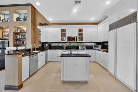 House in Boca Raton, Florida 5 bedrooms, 436.64 sq.m. № 2089402 - photo 9
