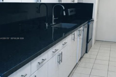 Copropriété à louer à North Miami Beach, Floride: 1 chambre, 80.36 m2 № 2382118 - photo 5