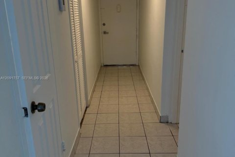 Copropriété à louer à North Miami Beach, Floride: 1 chambre, 80.36 m2 № 2382118 - photo 7
