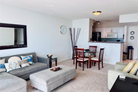 Condominio en alquiler en Miami, Florida, 1 dormitorio, 70.61 m2 № 1969166 - foto 4
