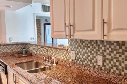 Condominio en alquiler en Miami, Florida, 1 dormitorio, 70.61 m2 № 1969166 - foto 8