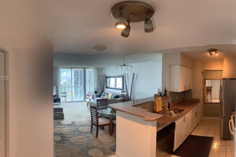 Condominio en alquiler en Miami, Florida, 1 dormitorio, 70.61 m2 № 1969166 - foto 10