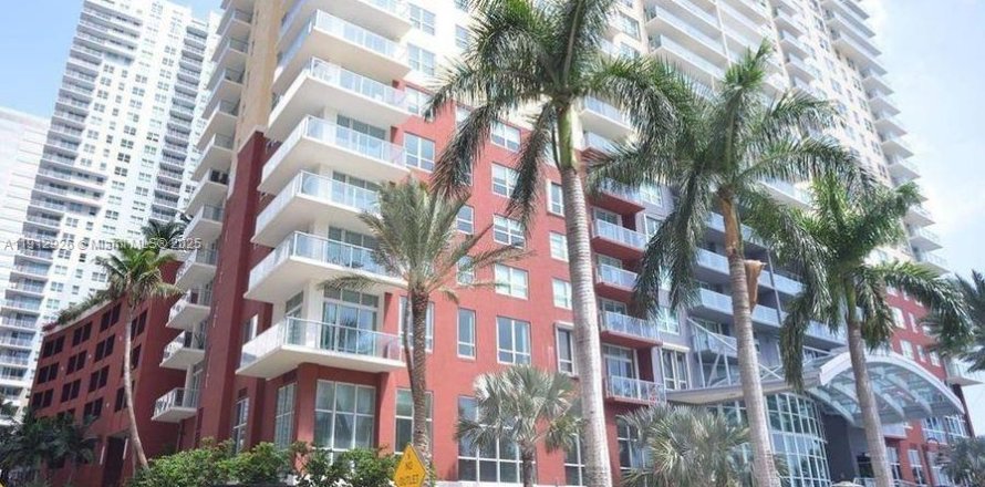 Condominio en Miami, Florida, 1 dormitorio  № 1969166