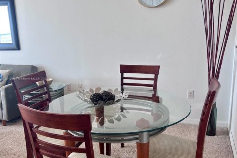 Condominio en alquiler en Miami, Florida, 1 dormitorio, 70.61 m2 № 1969166 - foto 7