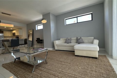 Condo in Bay Harbor Islands, Florida, 2 bedrooms  № 2053823 - photo 11