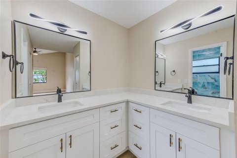 Casa en venta en Tampa, Florida, 4 dormitorios, 187.76 m2 № 1904882 - foto 17