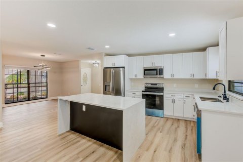 Casa en venta en Tampa, Florida, 4 dormitorios, 187.76 m2 № 1904882 - foto 7
